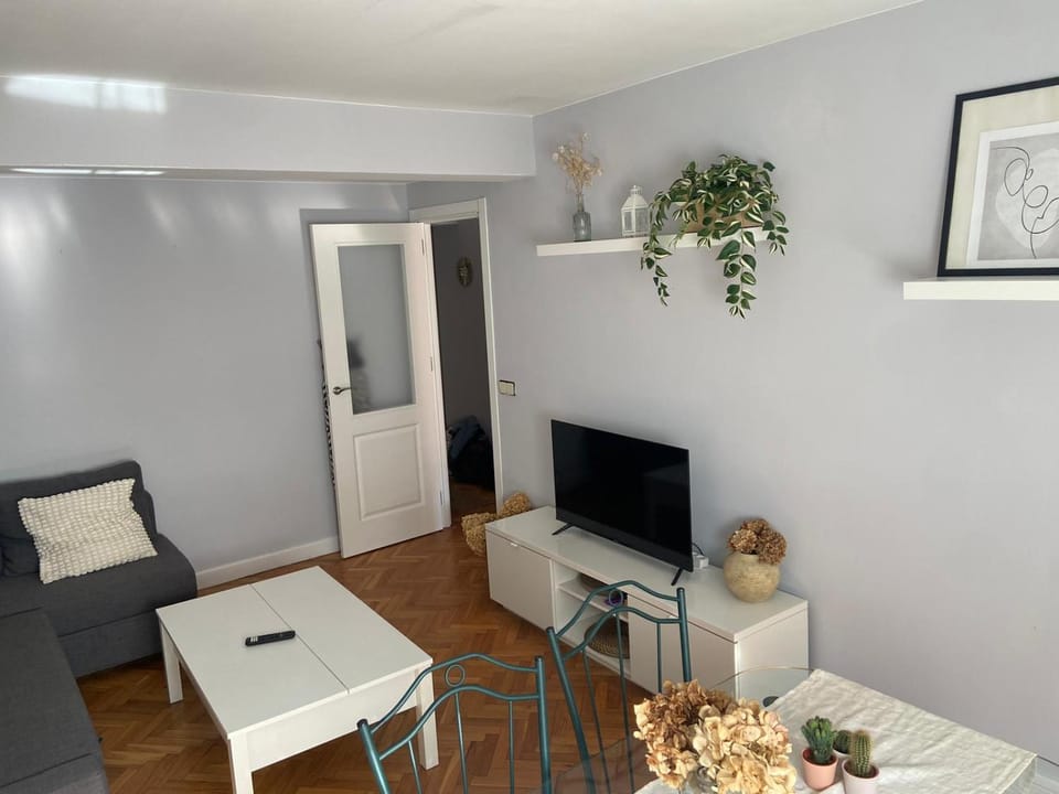 Communal lounge/ TV room, TV and multimedia, Living room, Seating area, Dining area, Evening entertainment