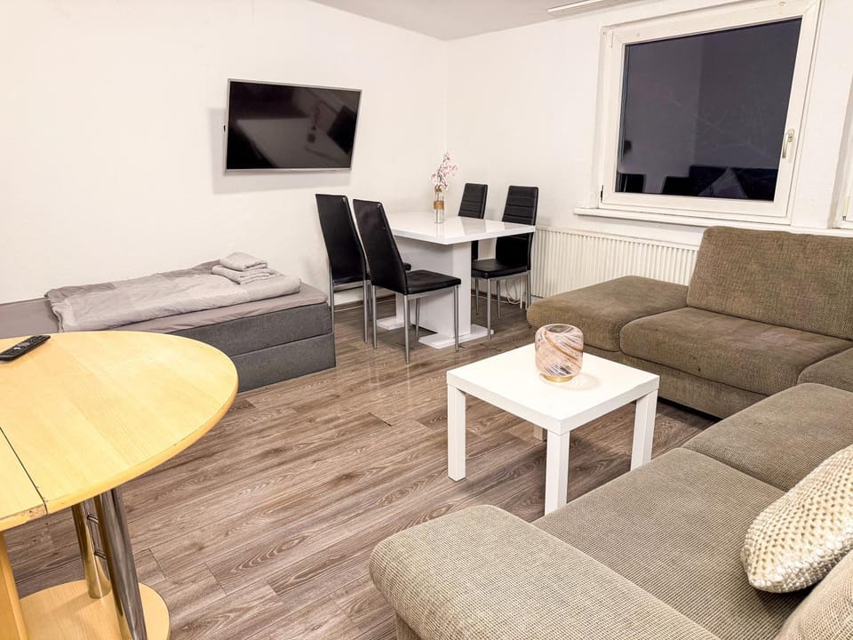 TV and multimedia, Living room, Seating area, Dining area