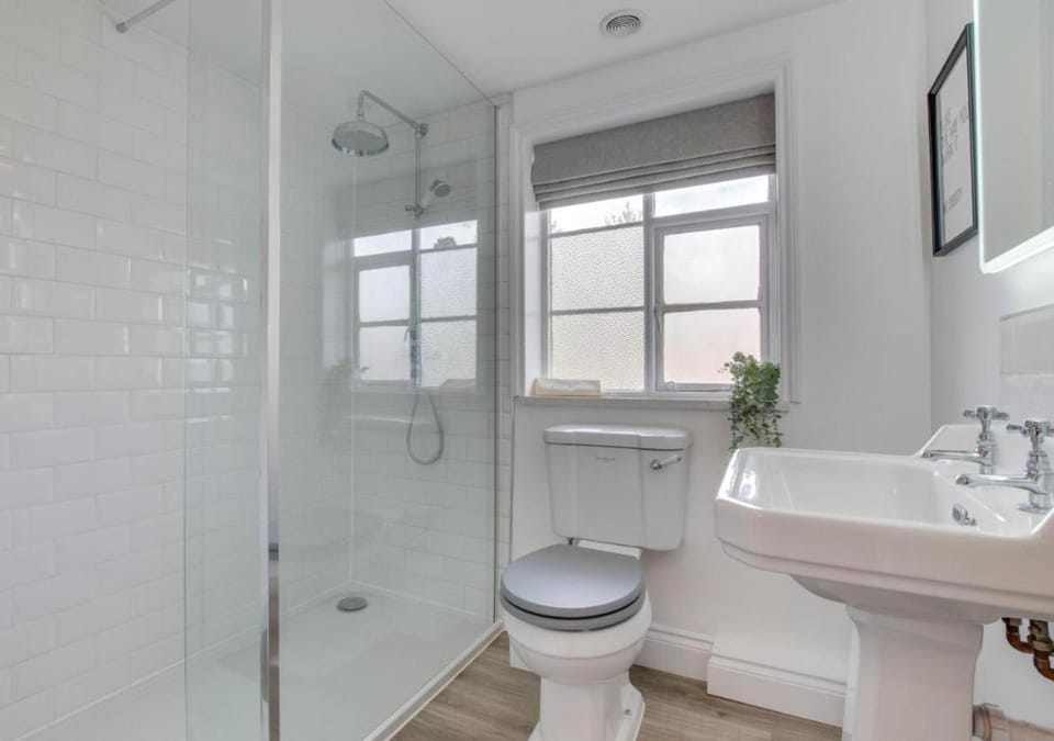 Shower, Toilet