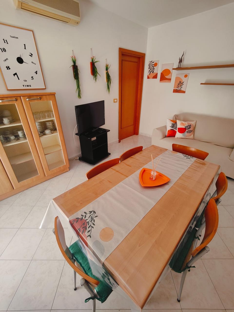 TV and multimedia, Living room, Breakfast, Lunch, Dinner