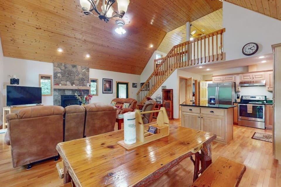 Talking River Chalet House in Murphy