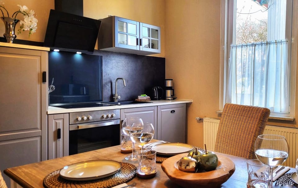 Kitchen or kitchenette, Food and drinks, Dining area, Food, pet friendly, stove