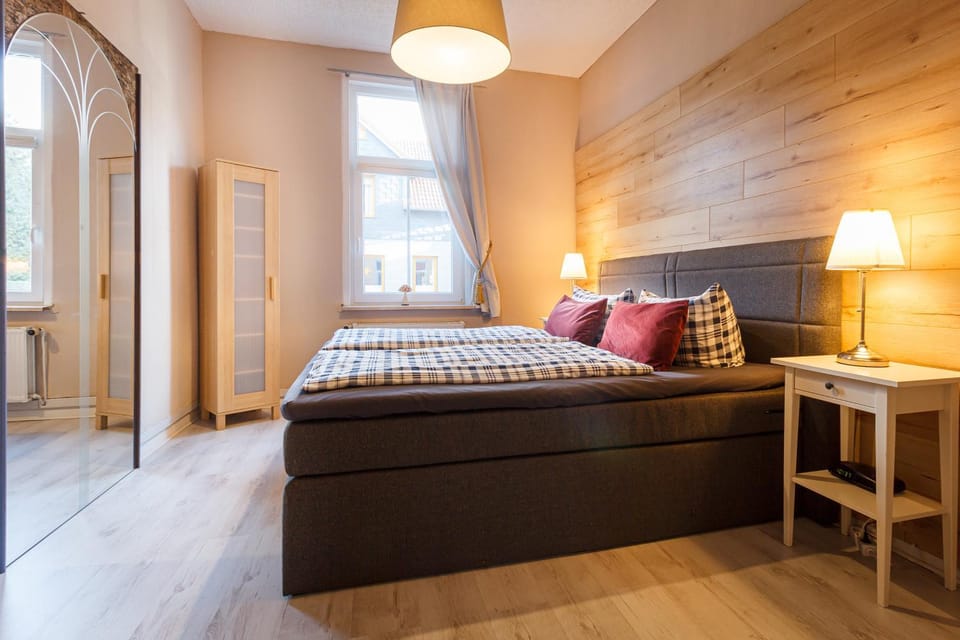 Bed, Photo of the whole room, Seating area, Bedroom