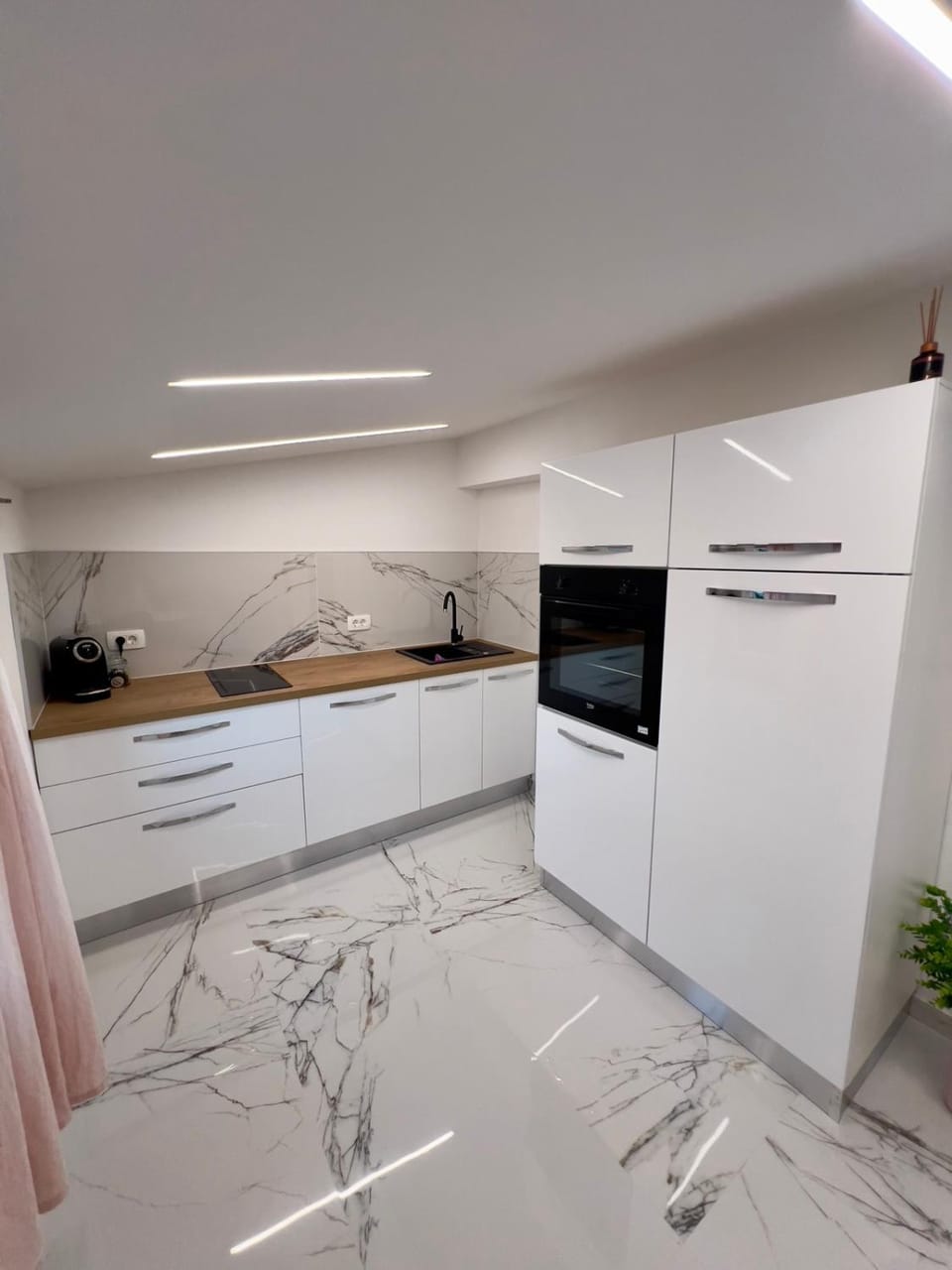 Kitchen or kitchenette, dishwasher, minibar, oven, stove