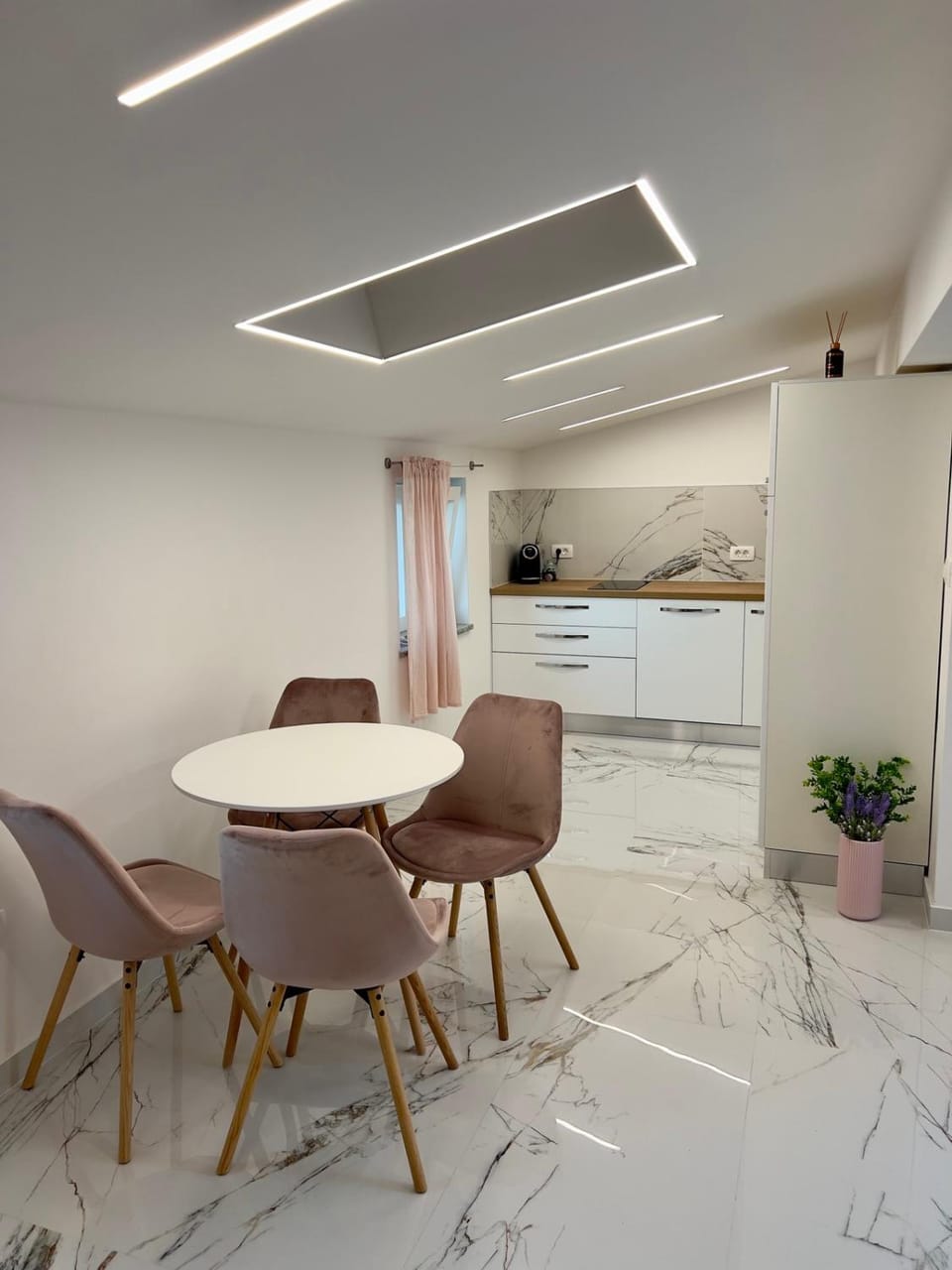 Kitchen or kitchenette, Dining area