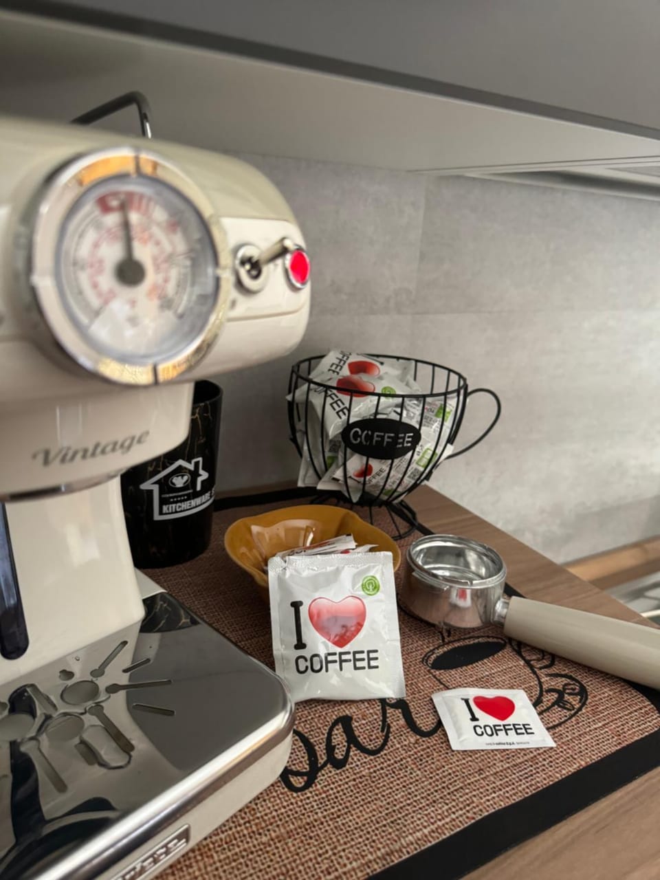 Kitchen or kitchenette, minibar