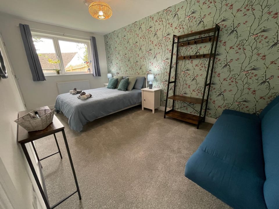 Bed, Photo of the whole room, Seating area, Bedroom