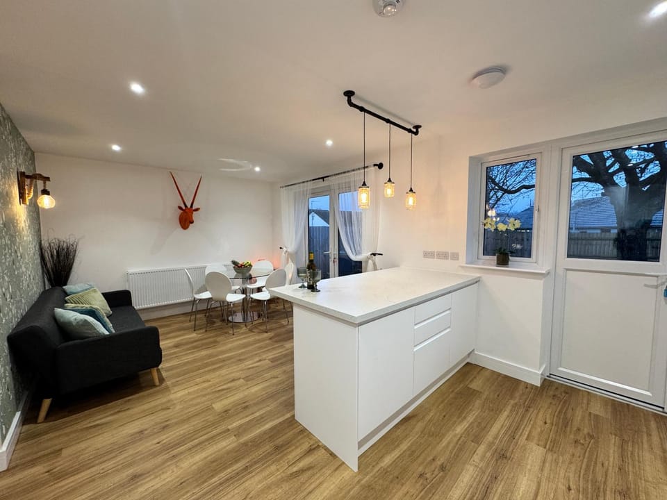 Kitchen or kitchenette, Living room, Seating area