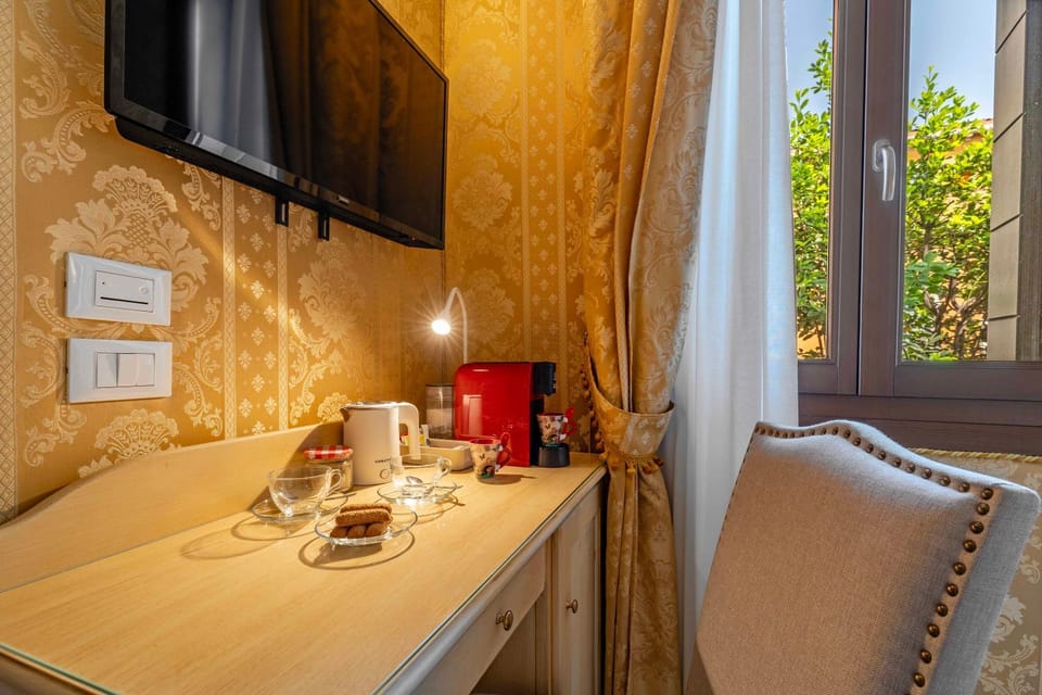 Bedroom, Food, Drinks