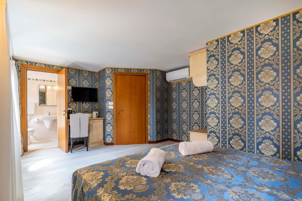 Bed, TV and multimedia, Living room, Photo of the whole room, Bedroom, minibar, towels, wardrobe