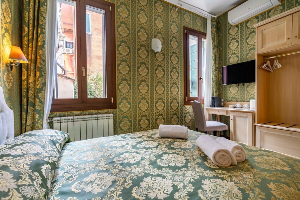 Bed, TV and multimedia, Photo of the whole room, Bedroom, towels