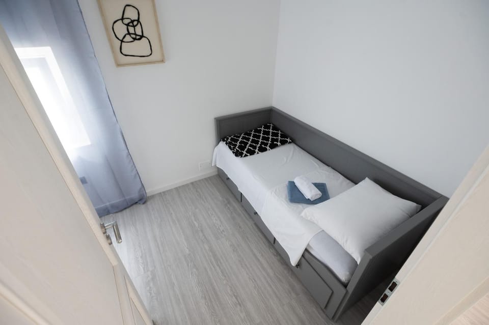 Bed, Bedroom, towels