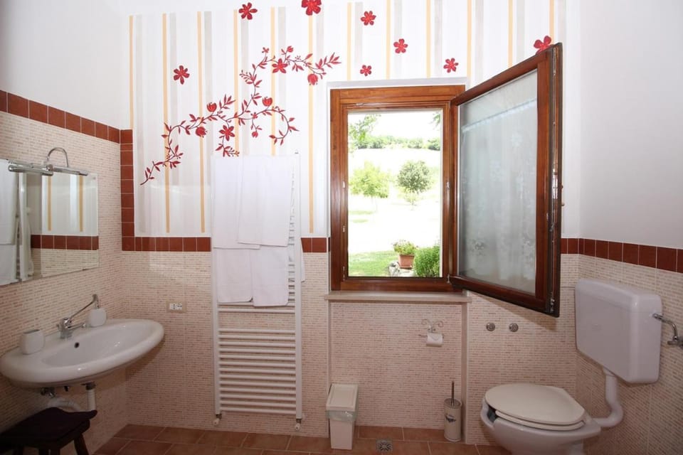 Toilet, Bathroom, towels