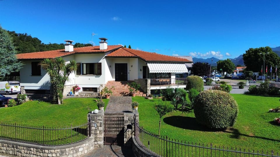 Property building, Facade/entrance, Off site