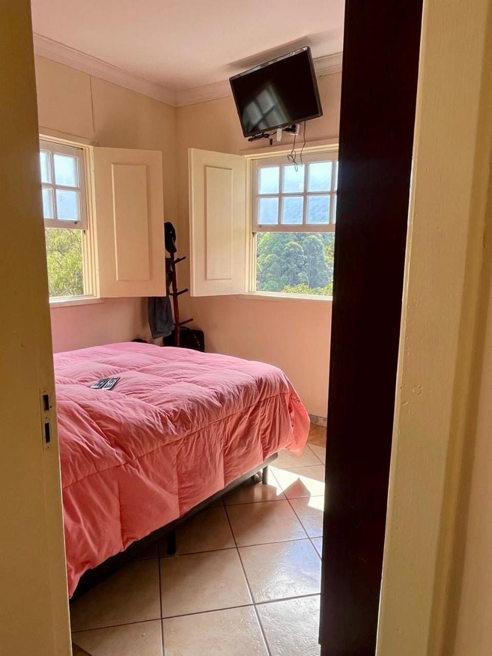 Bed, TV and multimedia, Bedroom