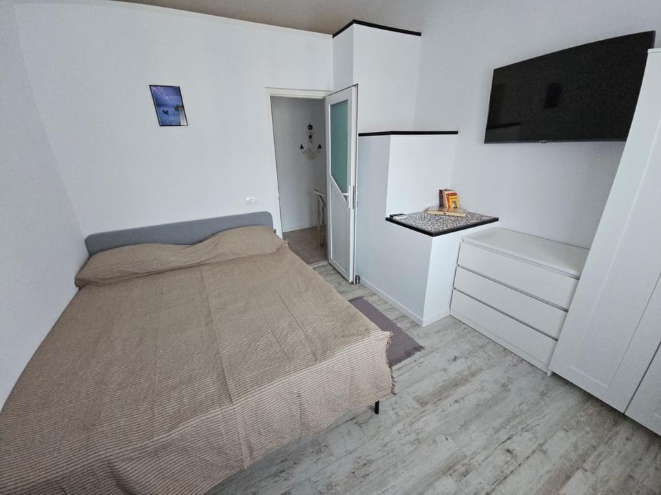 Bed, TV and multimedia, Photo of the whole room