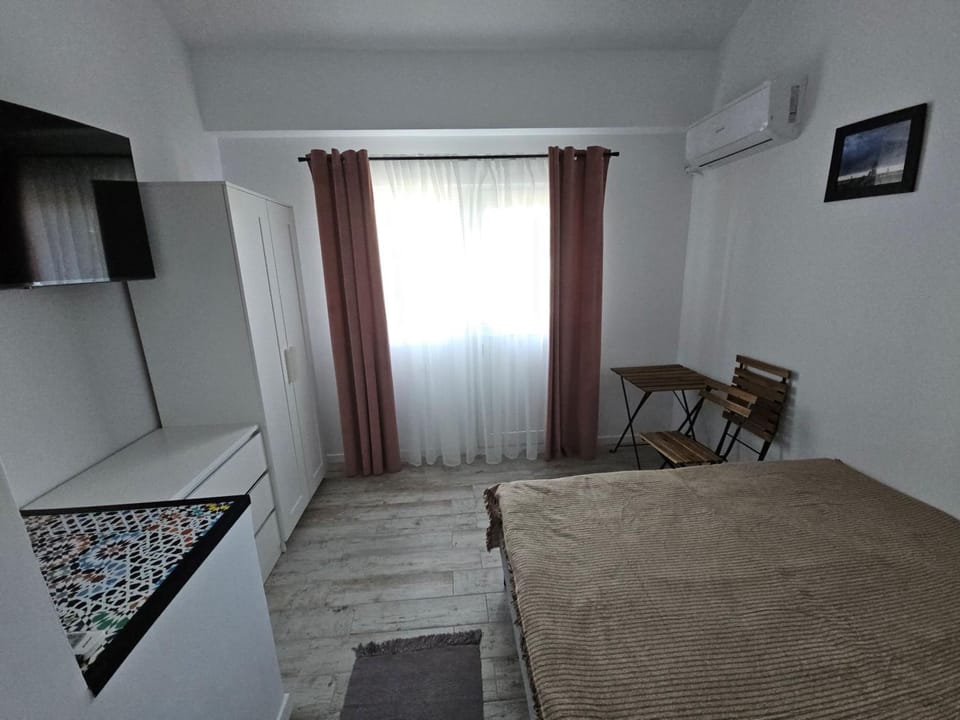 TV and multimedia, Photo of the whole room, Bedroom, wardrobe, air conditioner