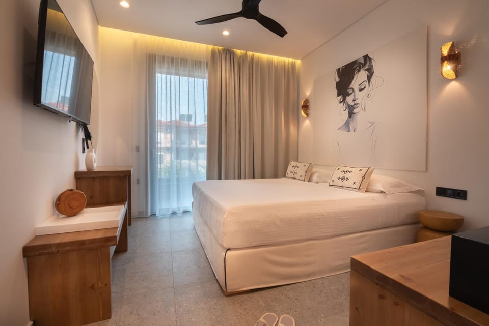 Bed, TV and multimedia, Photo of the whole room, Bedroom