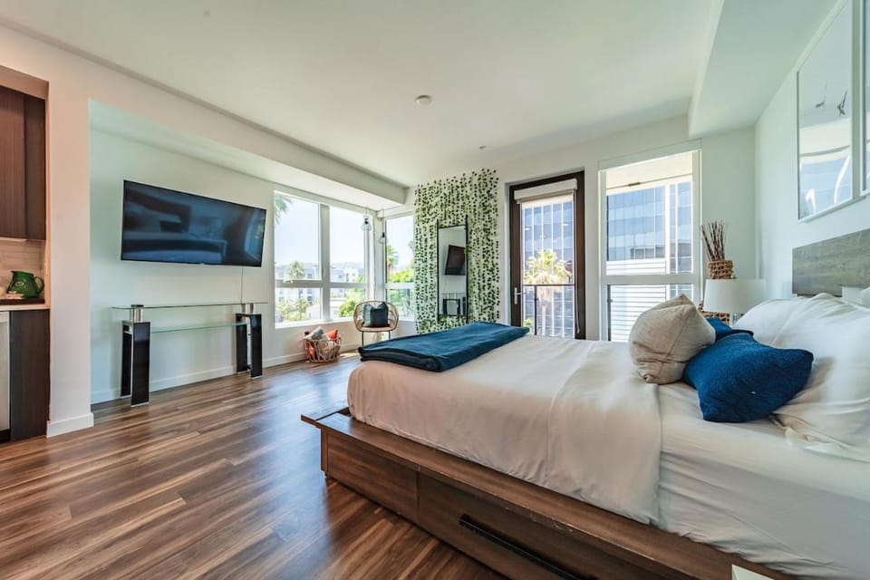 Bed, TV and multimedia, Bedroom