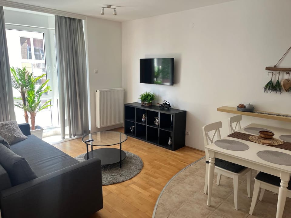 Communal lounge/ TV room, TV and multimedia, Living room, Dining area
