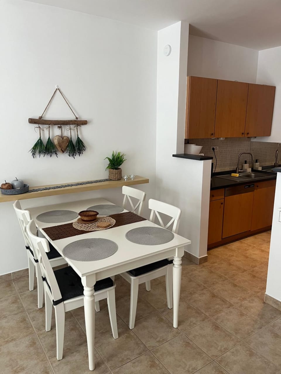 Kitchen or kitchenette, Dining area
