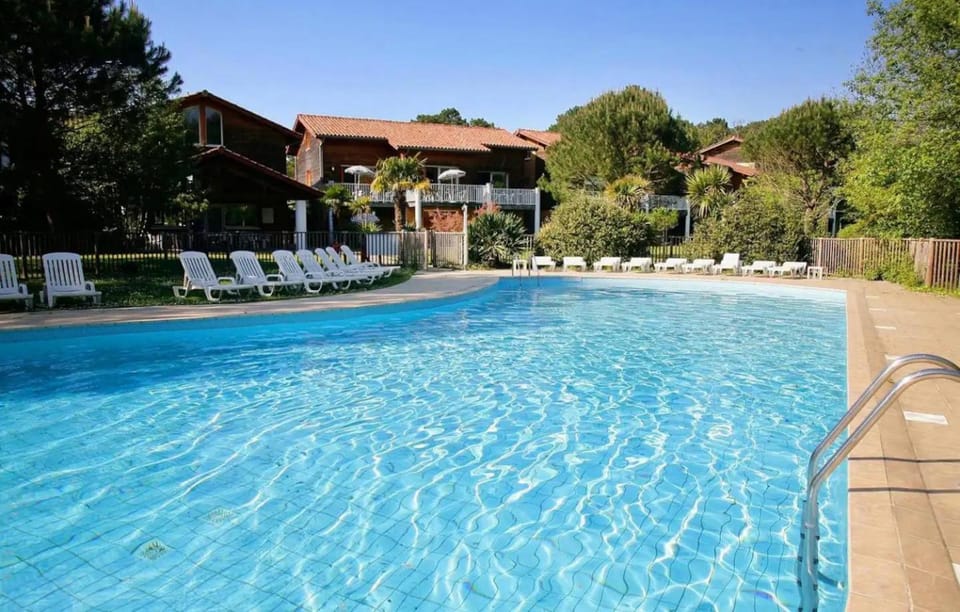 Pool view, Swimming pool, sunbed
