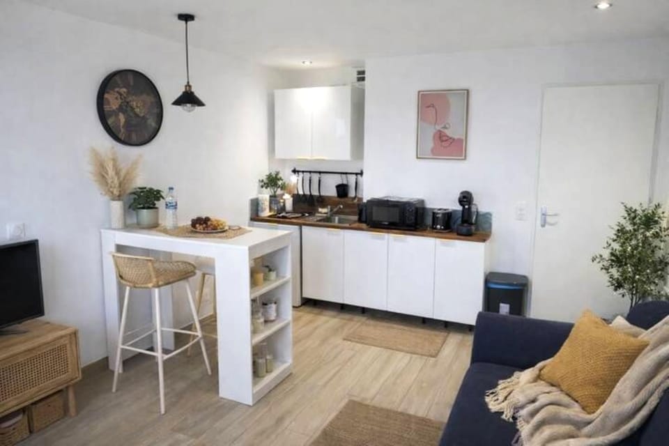 Coffee/tea facilities, Kitchen or kitchenette, Dining area, stove