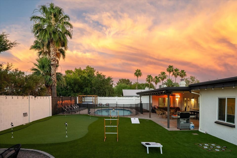 Pickleball Court~ Hot Tub & Pool~ Mini Golf~Games House in Scottsdale