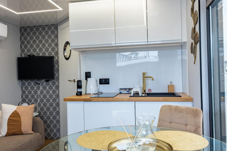 TV and multimedia, Coffee/tea facilities, Kitchen or kitchenette, Living room, Seating area, Dining area, oven