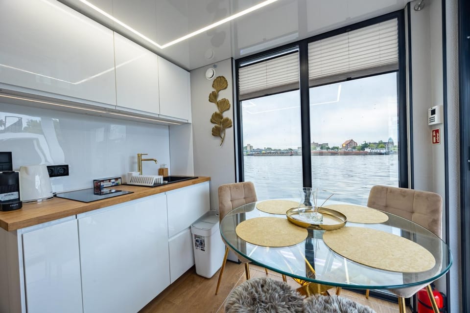 Communal lounge/ TV room, Fishing, Fishing, Coffee/tea facilities, View (from property/room), View (from property/room), Kitchen or kitchenette, Living room, River view, River view