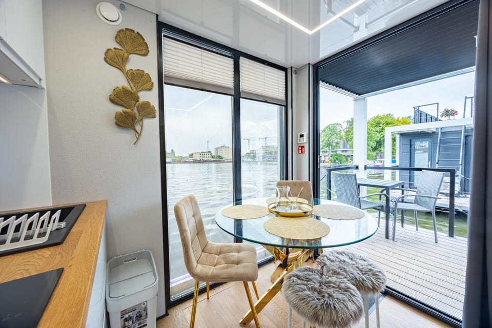 Communal lounge/ TV room, Balcony/Terrace, Balcony/Terrace, Living room