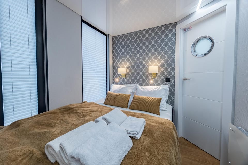 Bed, Photo of the whole room, Bedroom, towels, wardrobe