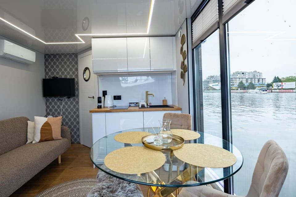 Communal lounge/ TV room, Natural landscape, Activities, TV and multimedia, Coffee/tea facilities, Kitchen or kitchenette, Living room, Seating area, Dining area, River view, oven