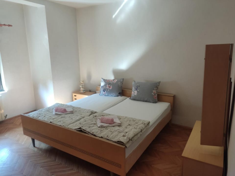 Bed, Bedroom, towels