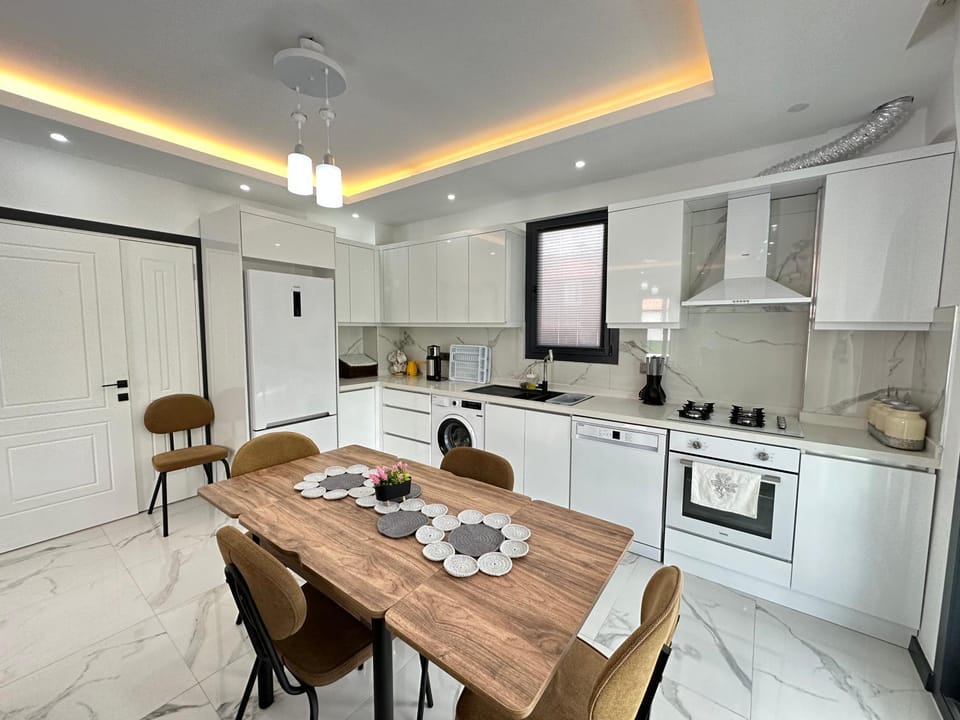 Kitchen or kitchenette, Dining area, dishwasher, minibar, oven, stove, toaster
