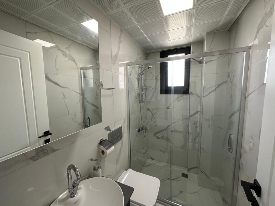 Shower, Toilet, Bathroom, towels