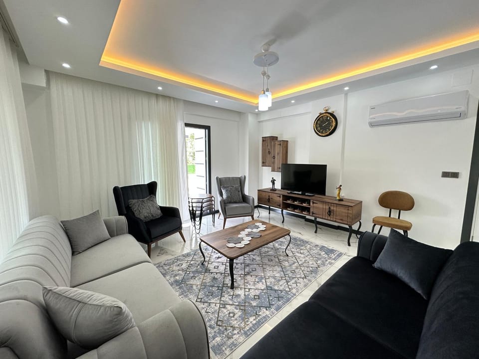 Communal lounge/ TV room, TV and multimedia, Living room, Seating area, Evening entertainment