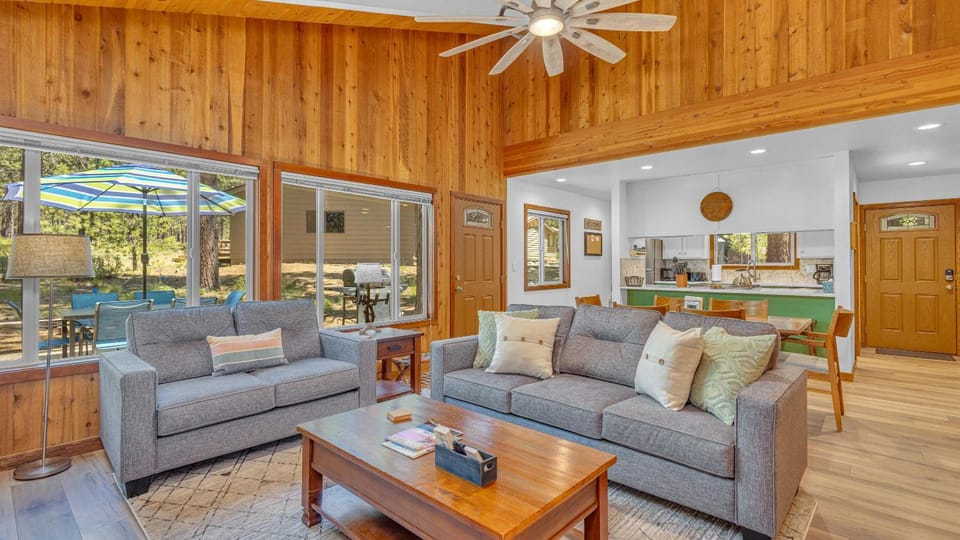 Kitchen or kitchenette, Living room, Seating area, Dining area, fireplace