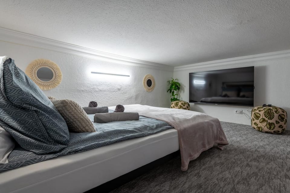 Bed, TV and multimedia, Bedroom