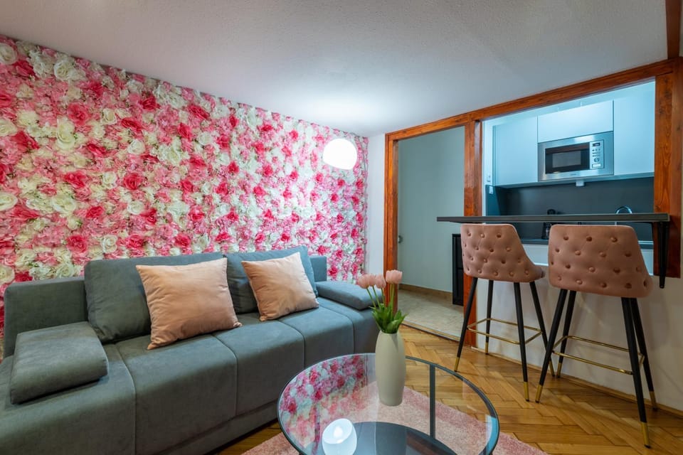 Kitchen or kitchenette, Living room, Seating area, Dining area