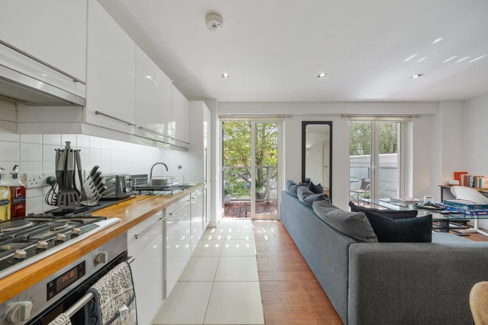 Portobello Dock - 1st floor Canal View Apartment in City of Westminster