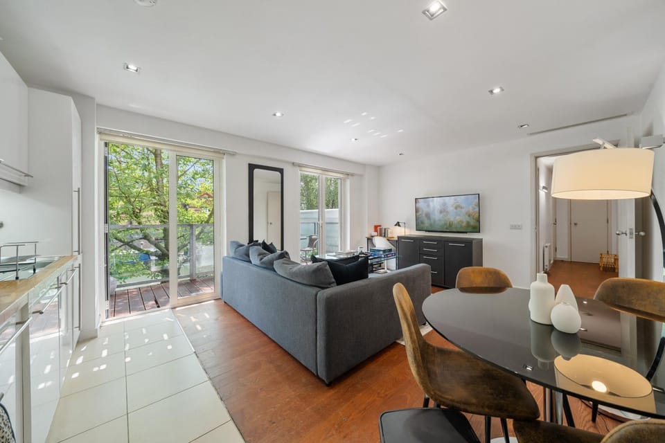 Portobello Dock - 1st floor Canal View Apartment in City of Westminster