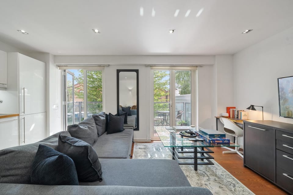 Portobello Dock - 1st floor Canal View Apartment in City of Westminster