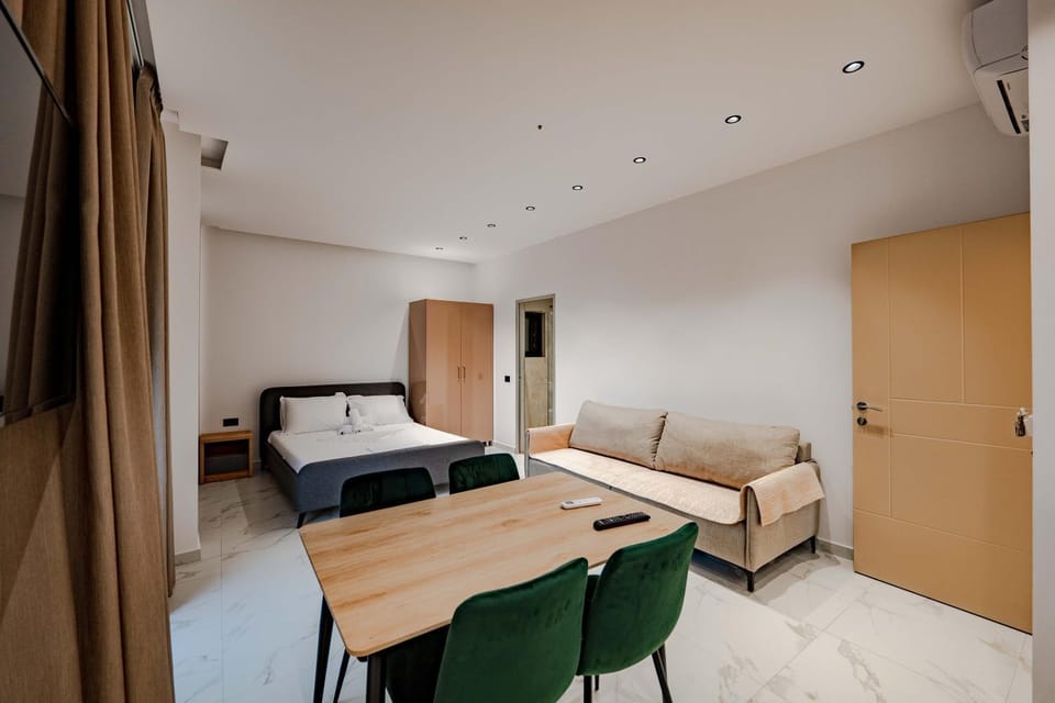 TV and multimedia, Living room, Photo of the whole room, Seating area, Bedroom, wardrobe