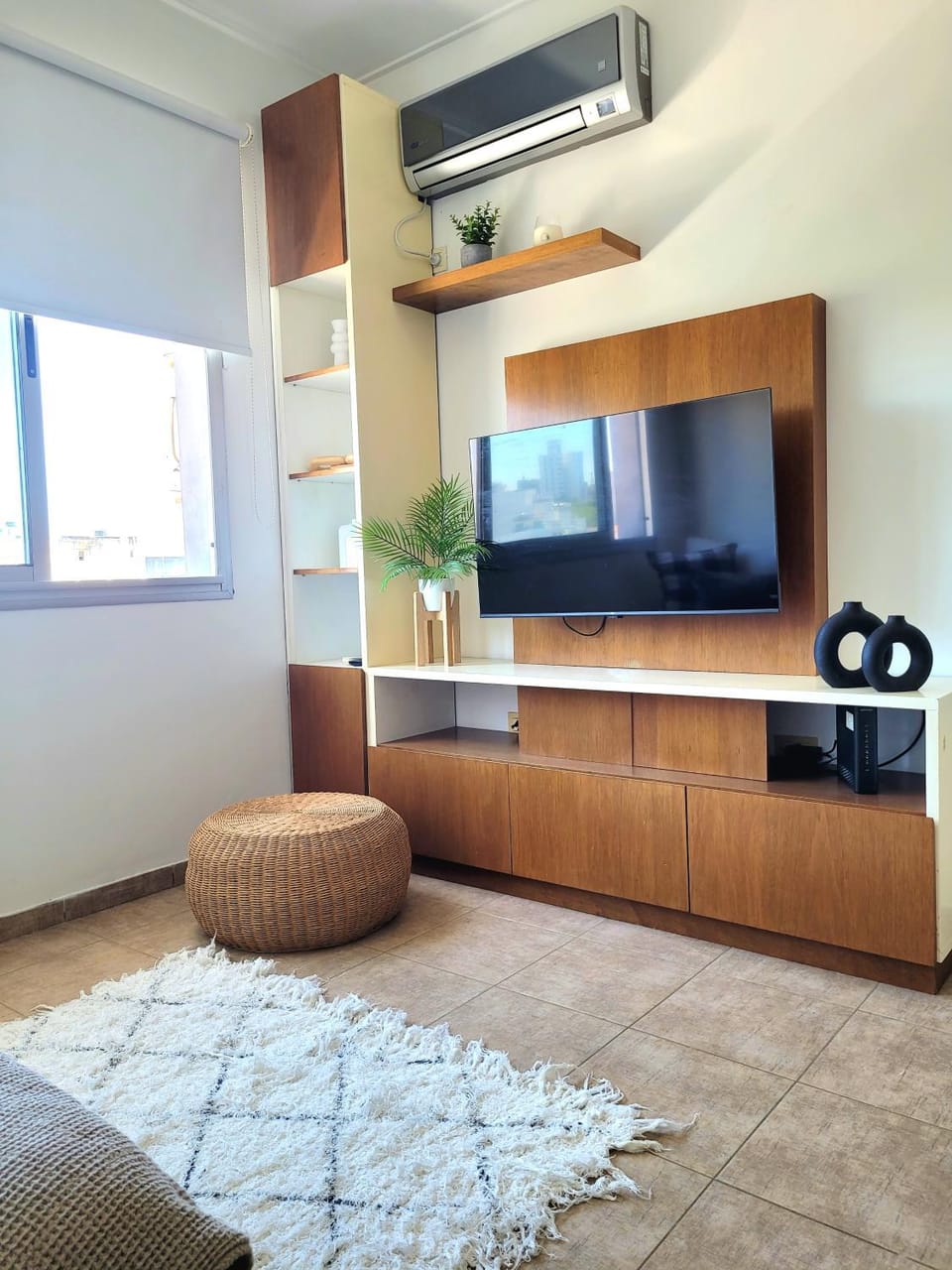 Seating area, air conditioner