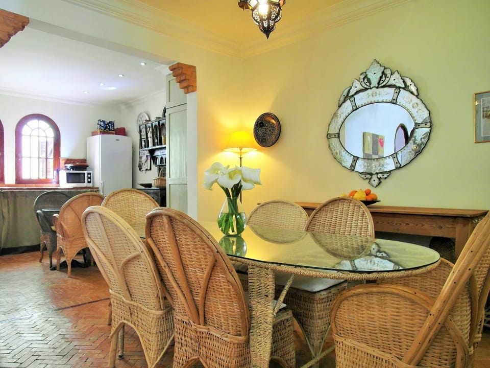 Day, Dining area