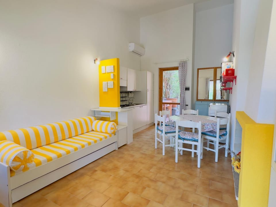 Kitchen or kitchenette, Living room, Seating area, Dining area