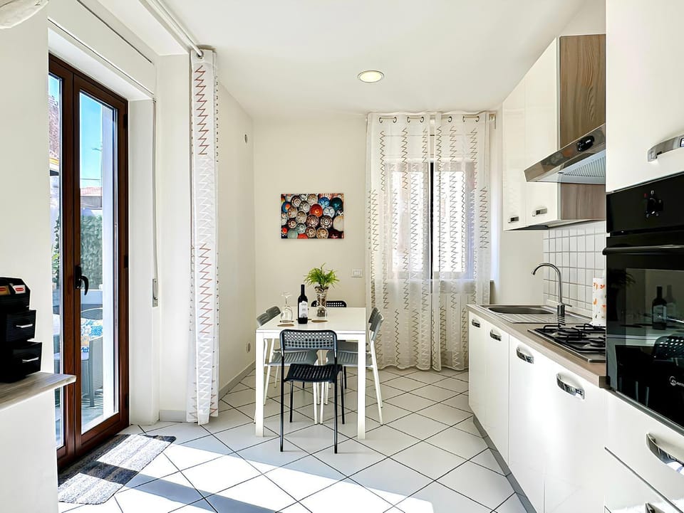 Kitchen or kitchenette, Dining area, oven, stove