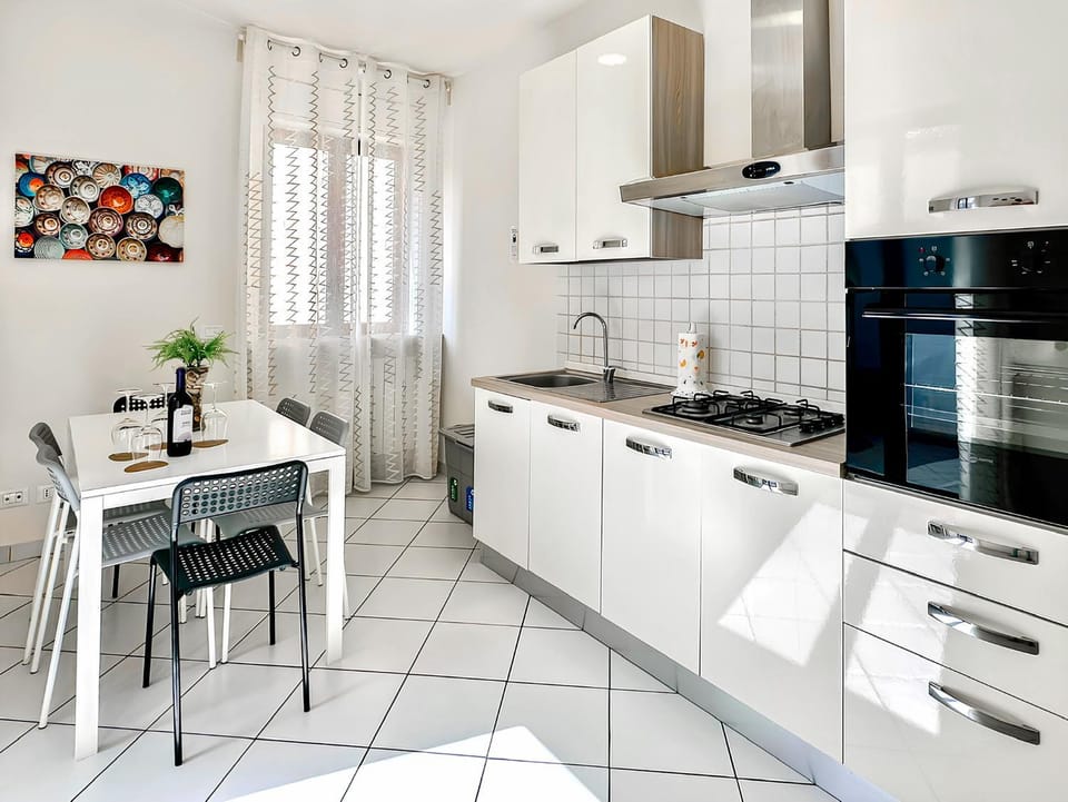 Kitchen or kitchenette, Dining area, stove