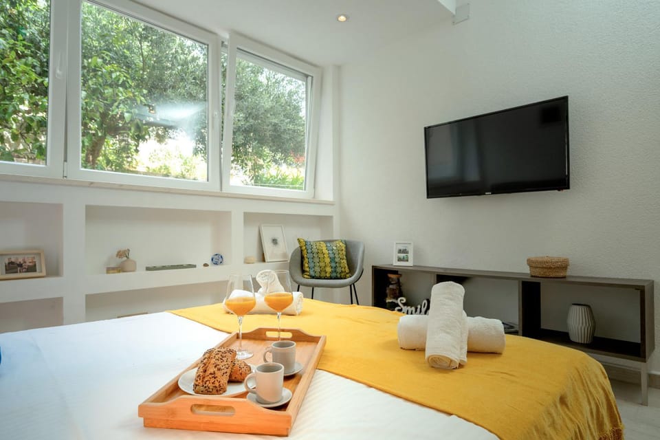 Bed, TV and multimedia, Bedroom